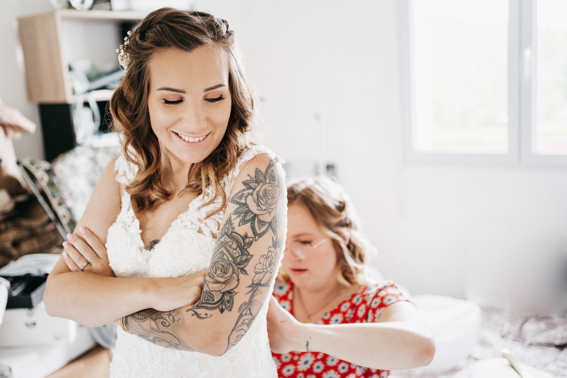 Une mariée se prépare pour son mariage avec des tatouages sur son bras.