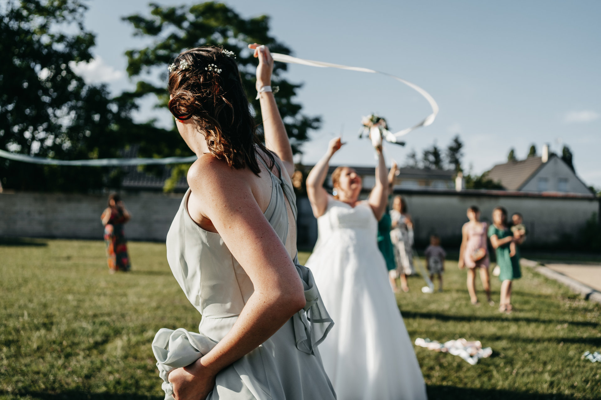 Une mariée jetant un ruban en l'air lors d'un mariage.