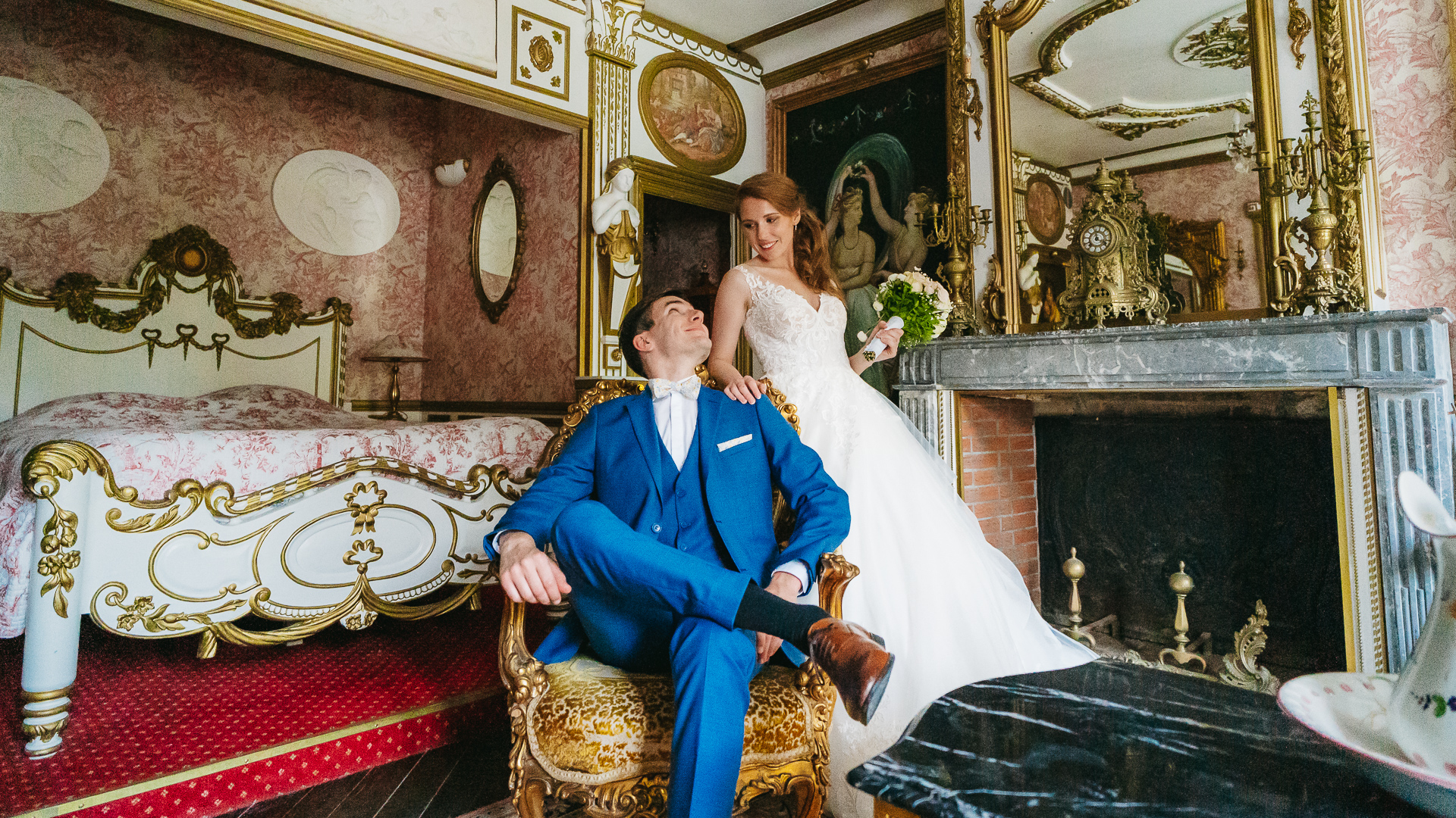Des mariés dans une chambre du château de Montaubois.
