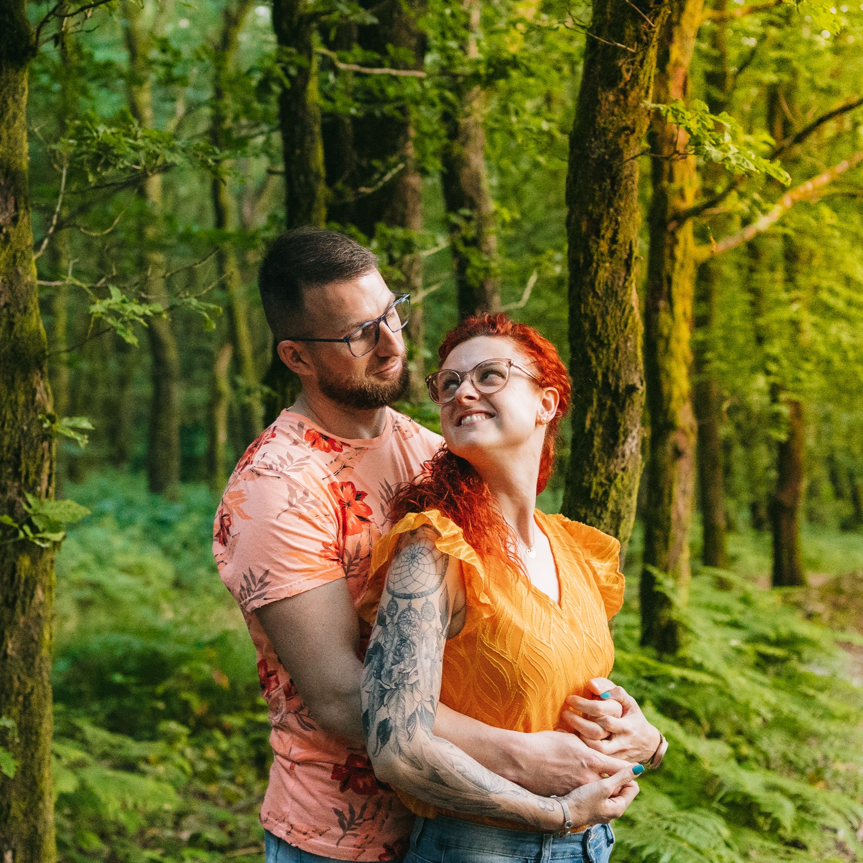 Un homme et une femme s'embrassant dans les bois.