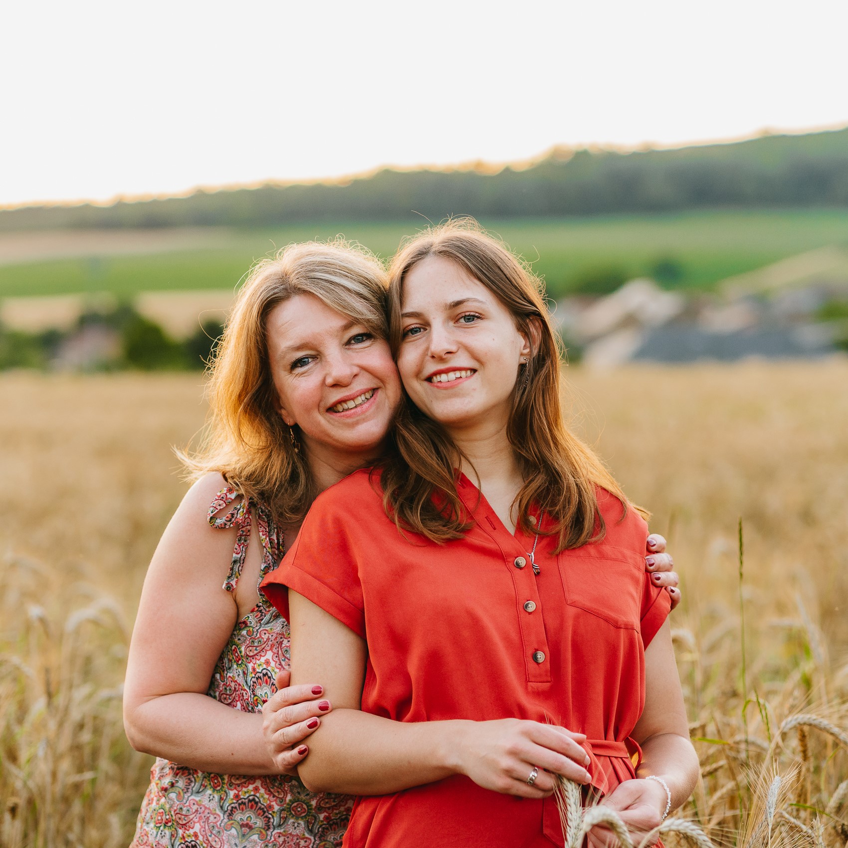 Deux femmes posant dans un champ de blé.